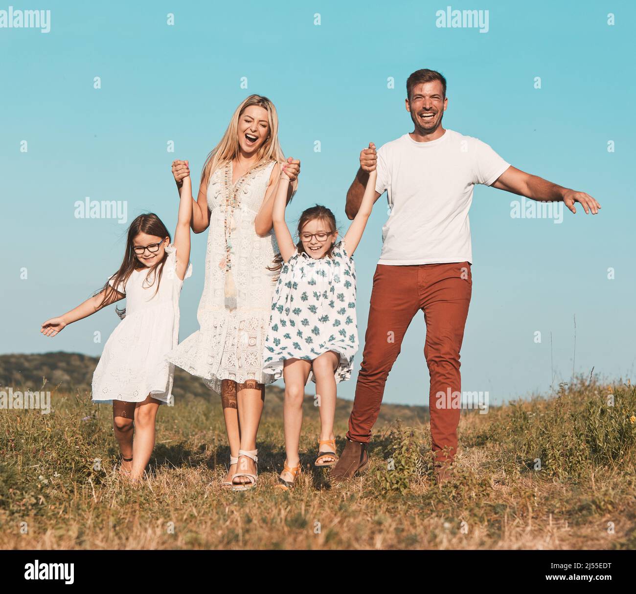 Kind Familie im Freien Mutter Frau Vater Mädchen glücklich Glück Lebensstil mit Spaß Bindung springen Stockfoto