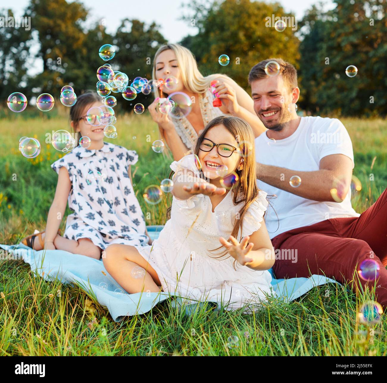 Kind Familie Porträt im Freien Mutter Frau Vater Mädchen glücklich Glück Lebensstil mit Spaß Bindung Stockfoto