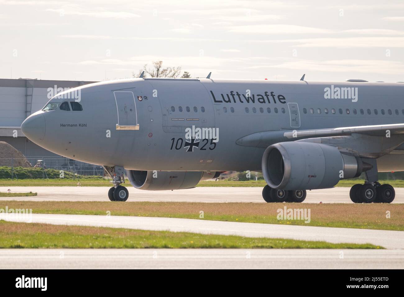 Langenhagen, Deutschland. 20. April 2022. Eine deutsche Luftwaffe A310 MedEvac taxis über die Asphalt nach der Landung am Flughafen Hannover. Die Spezialflugzeuge A310 MedEvac sollen verletzte ukrainische Zivilisten zur medizinischen Behandlung nach Deutschland bringen. Die A310 MedEvac ist die fliegende Intensivstation der Luftwaffe. Nach der Landung erfolgt eine weitere Behandlung in zivilen Krankenhäusern. Quelle: Ole Spata/dpa/Alamy Live News Stockfoto