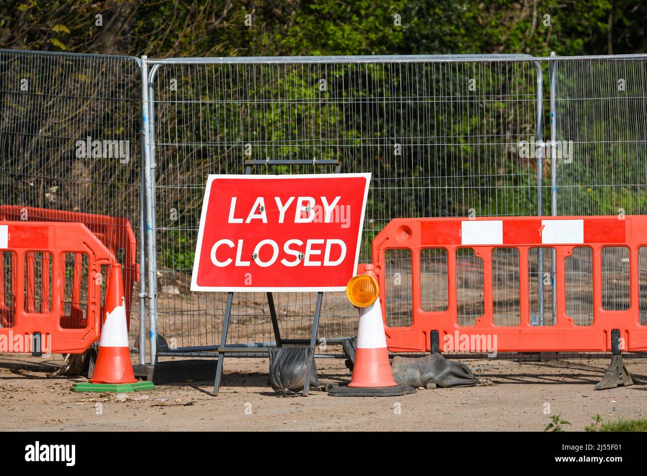 schild mit der Aufschrift „Layby geschlossen“ Stockfoto