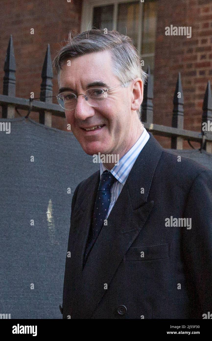 London, Großbritannien. 20/04/2022. Brexit-Minister Jacob Rees-Mogg verlässt heute die Downing Street Nummer 10. Rees-Mogg war in den letzten Tagen nach dem Party-Gate-Skandal ein lautstarker Verteidiger von Premierminister Boris Johnson. - Kredit: Joshua Bratt/Alamy Live Nachrichten Stockfoto