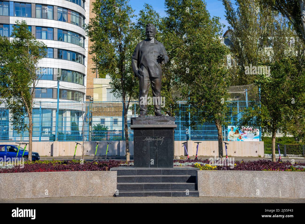 ROSTOW-AM-DON - 03. OKTOBER 2021: Das Denkmal dem Schriftsteller Scholochow in der Nähe. Rostow über Don, Russland Stockfoto