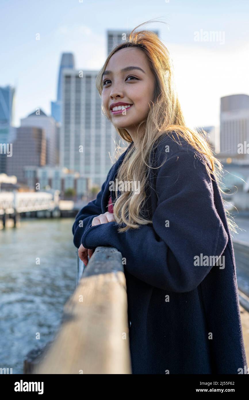 Schöne glückliche junge Frau mit Blick auf eine San Francisco Marina | Lifestyle Local Tourism Stockfoto