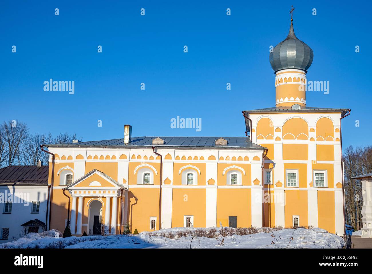 Das Kloster Varlaamo-Khutynsky Spaso-Preobraschenski an einem Märzabend. Umgebung von Veliky Nowgorod. Russland Stockfoto