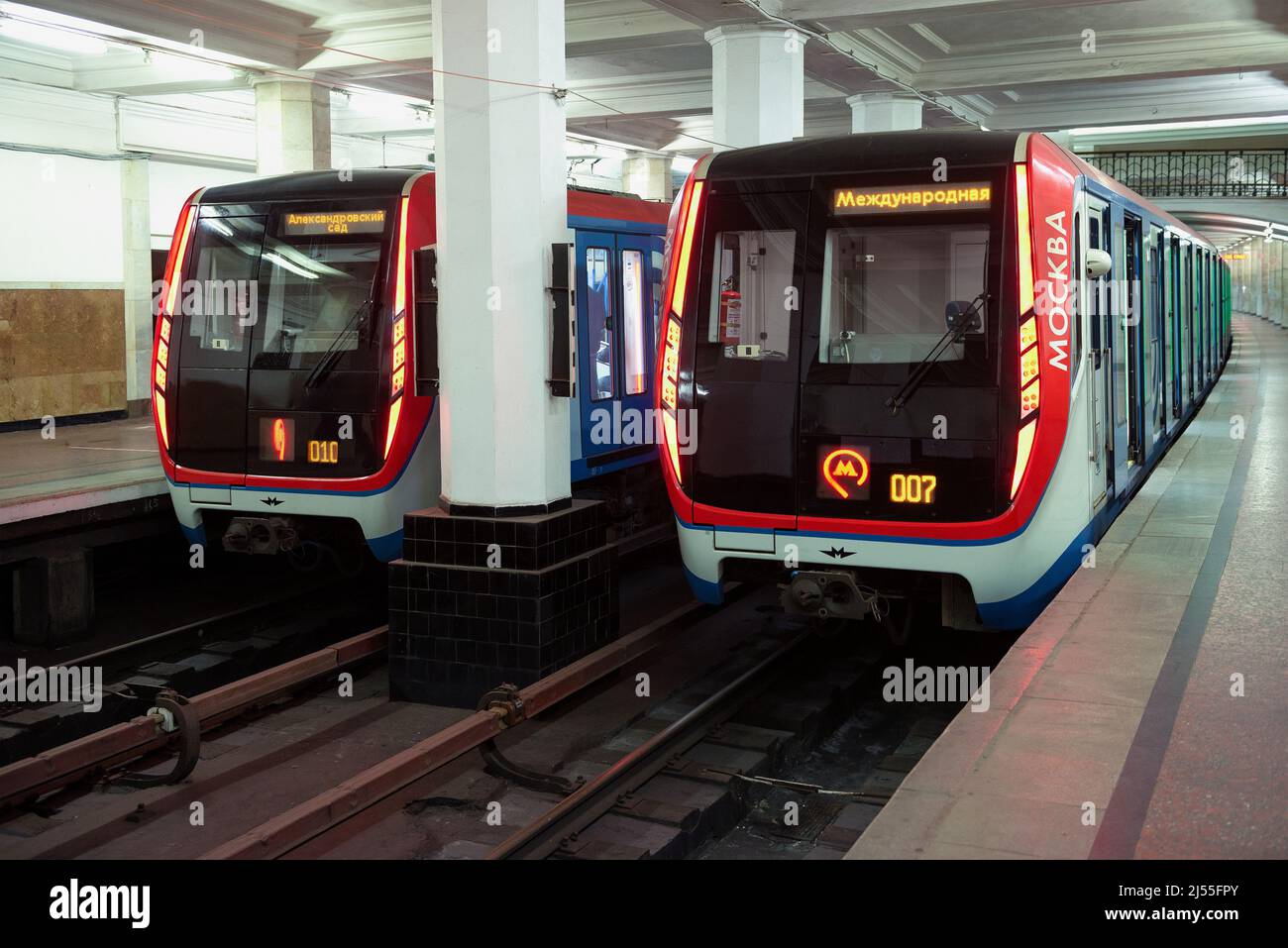 MOSKAU, RUSSLAND - 14. APRIL 2021: Zwei moderne U-Bahn-Züge an der Haltestelle 'Aleksandrovsky Sad' Stockfoto