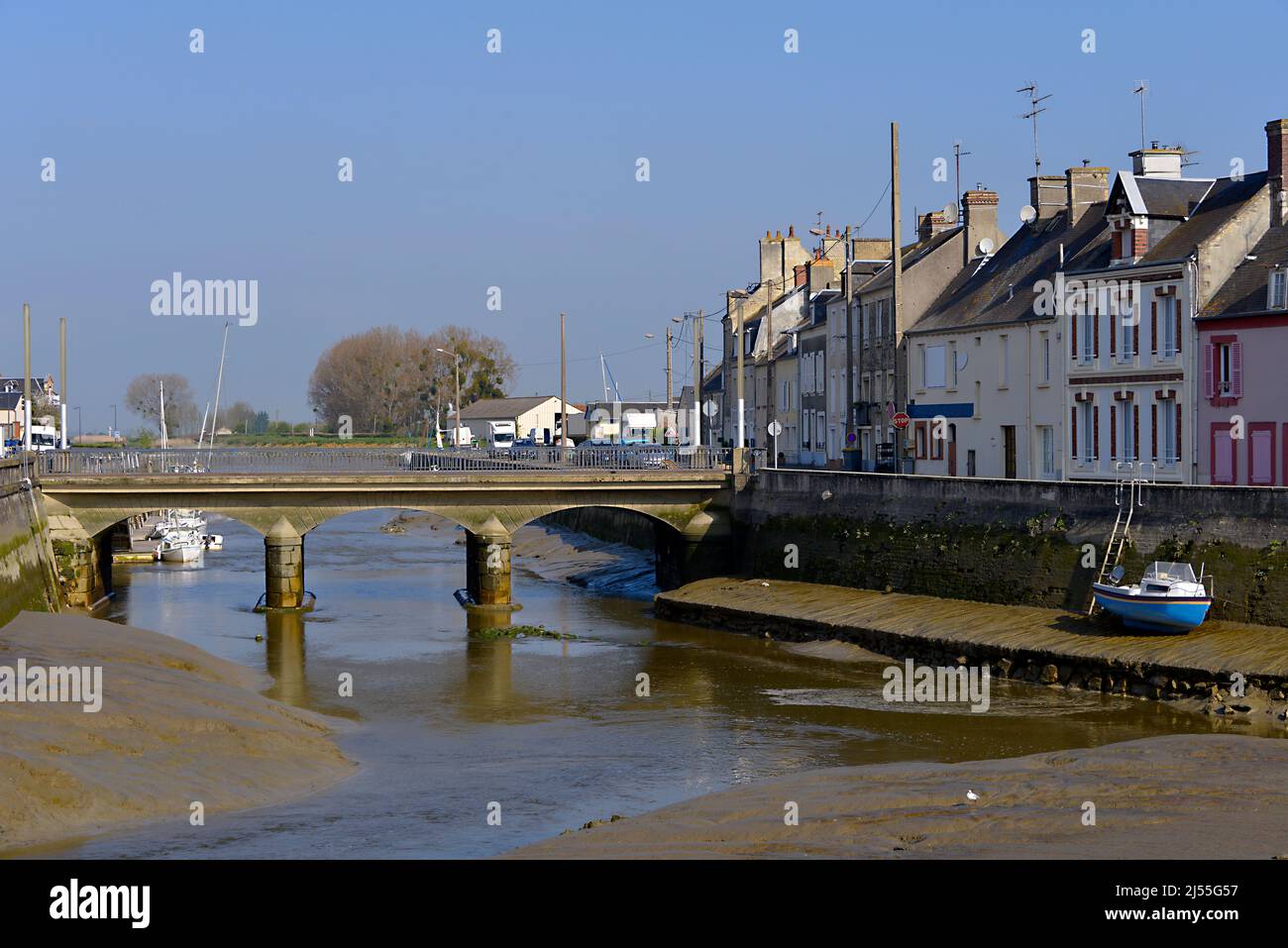 Chenal und Brücke bei Ebbe in der Stadt Isigny sur Mer, Gemeinde im Département Calvados in der Region Basse-Normandie im Nordwesten Frankreichs. Stockfoto