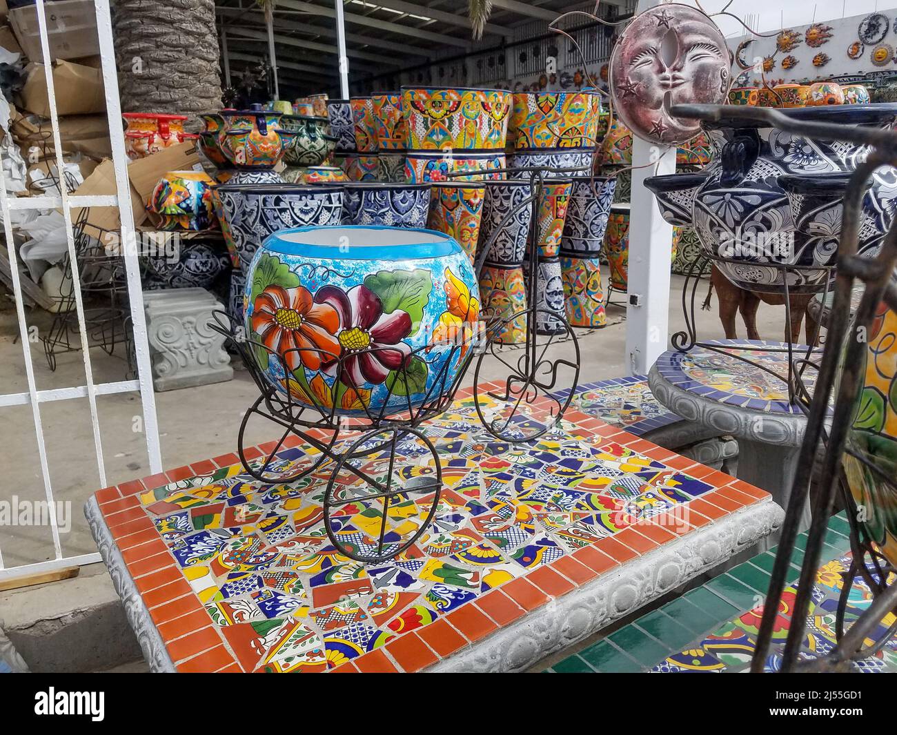 Mexikanische talavera Blumentöpfe und Produkte, Baja California Stockfoto