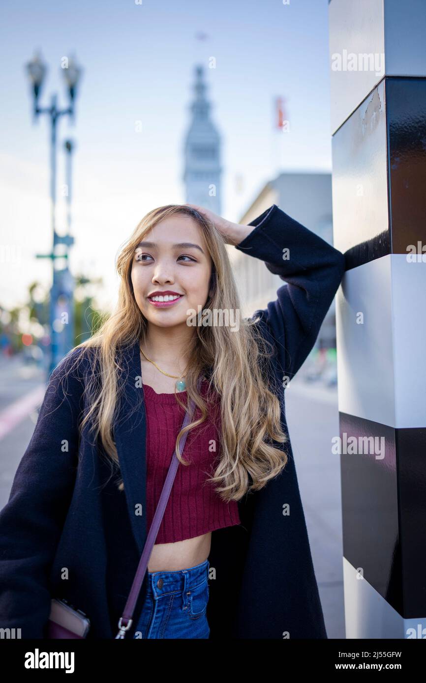 Glückliche Junge Frau, Die Vor Dem San Francisco Ferry Building Steht | Lifestyle Local Tourism Stockfoto