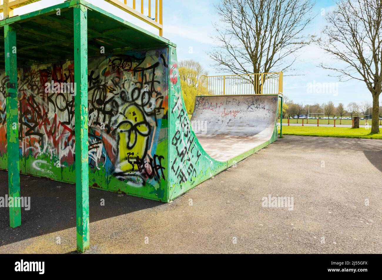 Newcastle-under-Lyme, Staffordshire-vereinigtes Königreich April, 11, 2022 Graffiti bedeckt Skateboard Halfpipe in Lyme Valley parkway Stockfoto