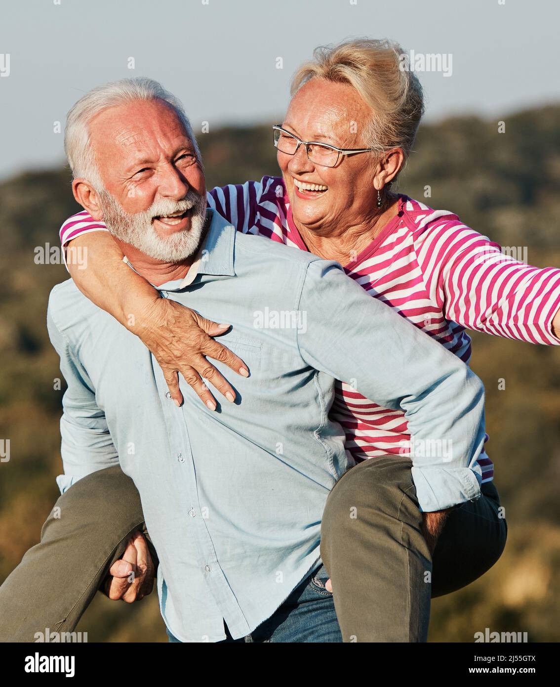Frau Mann im Freien Senior paar glücklich Lifestyle Ruhestand zusammen lächelnd Liebe Huckepack aktiv reif Stockfoto