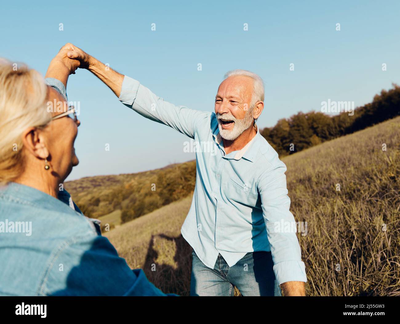 Frau Mann im Freien Senior paar glücklich Lifestyle Ruhestand zusammen lächelnd Liebe tanzen Natur reifen Stockfoto
