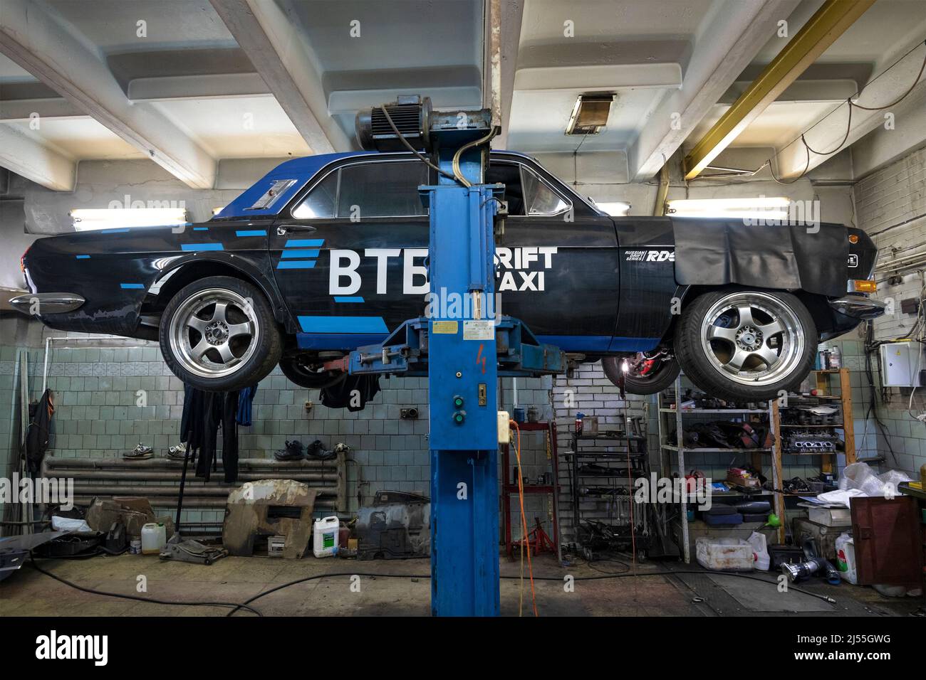 SANKT PETERSBURG, RUSSLAND - 08. APRIL 2022: Schwarzer Custom Wolga GAZ-24 auf einem Autolift. Seitenansicht Stockfoto