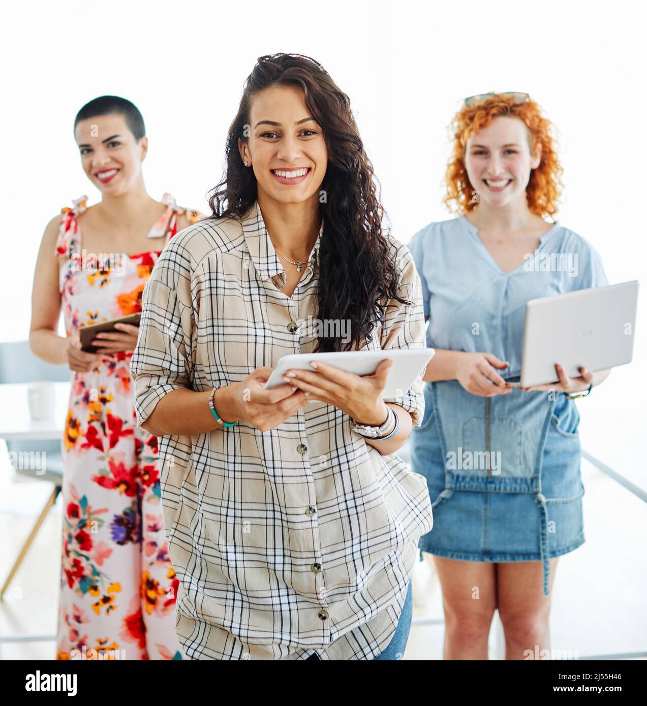 Junge Erwachsene Frau Mädchen junge nur Macht Geschäft Büro Student Start bis Freund Teamarbeit arbeiten Stockfoto