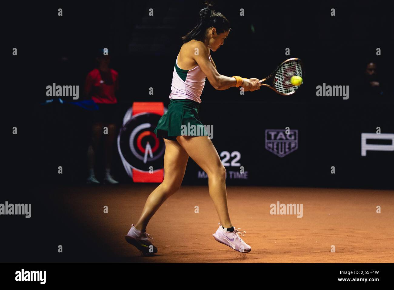 Stuttgart, Deutschland. 20. April 2022. Emma Raducanu aus Großbritannien in Aktion während ihres 1. Round-Singles-Spiels des Porsche Tennis Grand Prix 2022 gegen Storm Sanders aus Australien in der Porsche Arena in Stuttgart Dan O' Connor/SPP Credit: SPP Sport Press Photo. /Alamy Live News Stockfoto Stuttgart, Deutschland. 20. April 2022. Emma Raducanu aus Großbritannien in Aktion während ihres 1. Round-Singles-Spiels des Porsche Tennis Grand Prix 2022 gegen Storm Sanders aus Australien in der Porsche Arena in Stuttgart Dan O' Connor/SPP Credit: SPP Sport Press Photo. /Alamy Live News Stockfoto