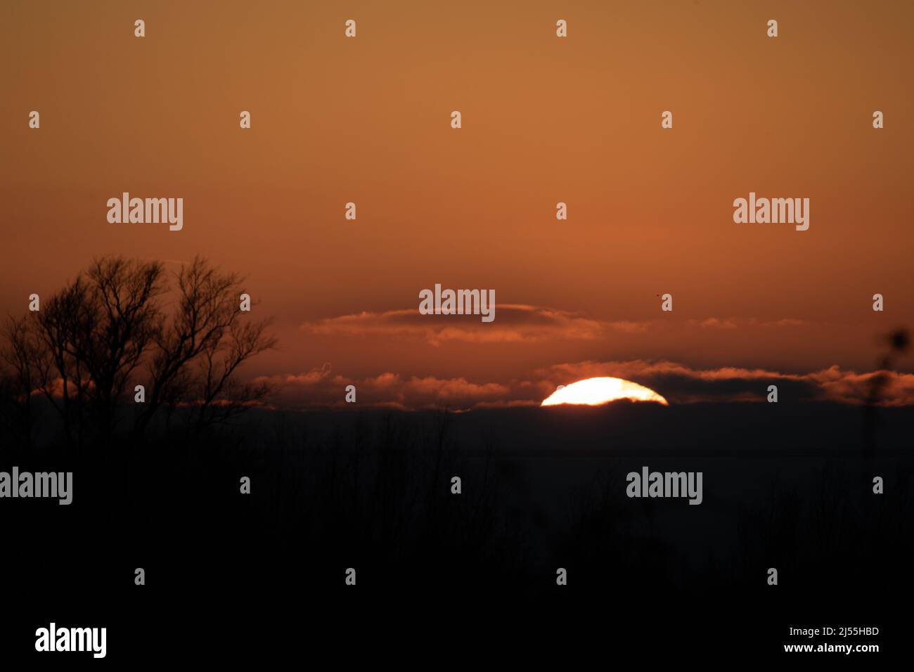 Letzte Momente des Sonnenuntergangs - große Sonne Stockfoto