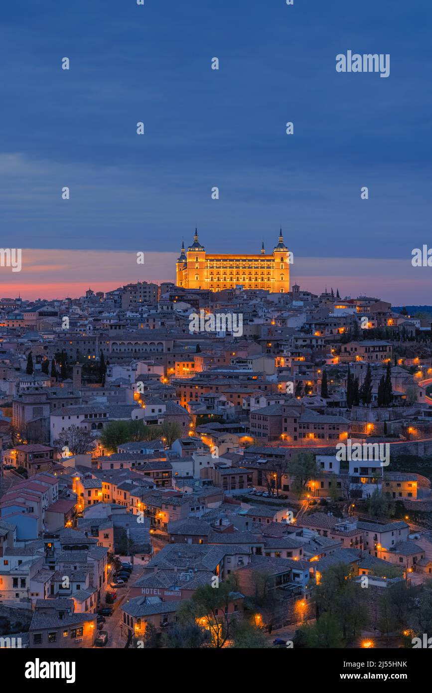 Ein Abend in Toledeo mit Blick auf den Alcázar von Toledo. Der Alcázar von Toledo ist eine Steinbefestigung, die sich im höchsten Teil von Toled befindet Stockfoto