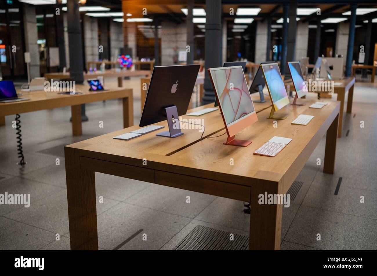 Innenansicht des Apple Stores in Madrid Puerta del Sol ohne Menschen im Inneren Stockfoto