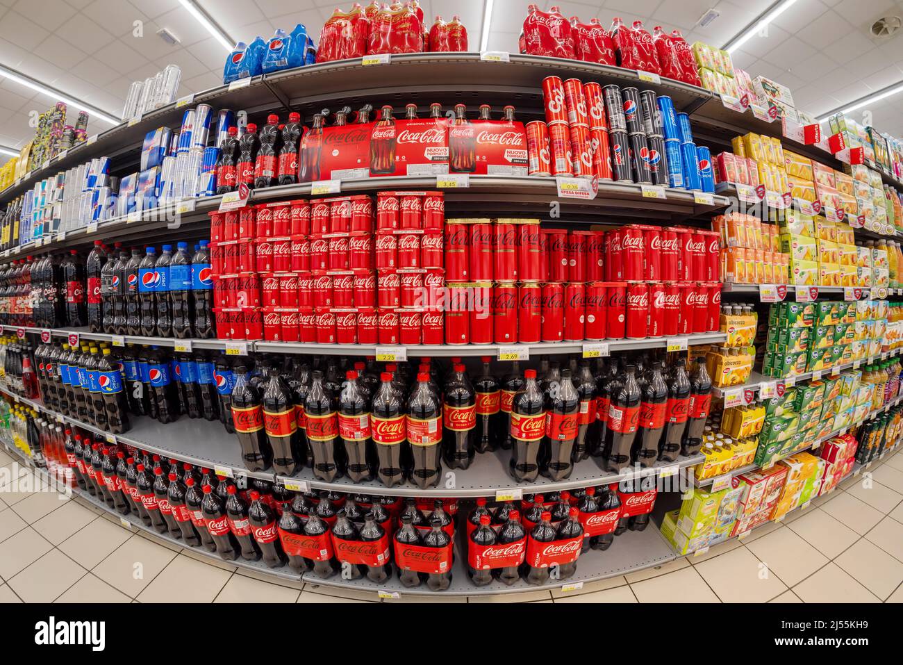 Fossano, Italien - 20. April 2022: Regale mit Getränkeverpackungen Coca Cola und Pepsi Cola auch in leichter Version, Null Zucker, zum Verkauf in einem italienischen Stockfoto