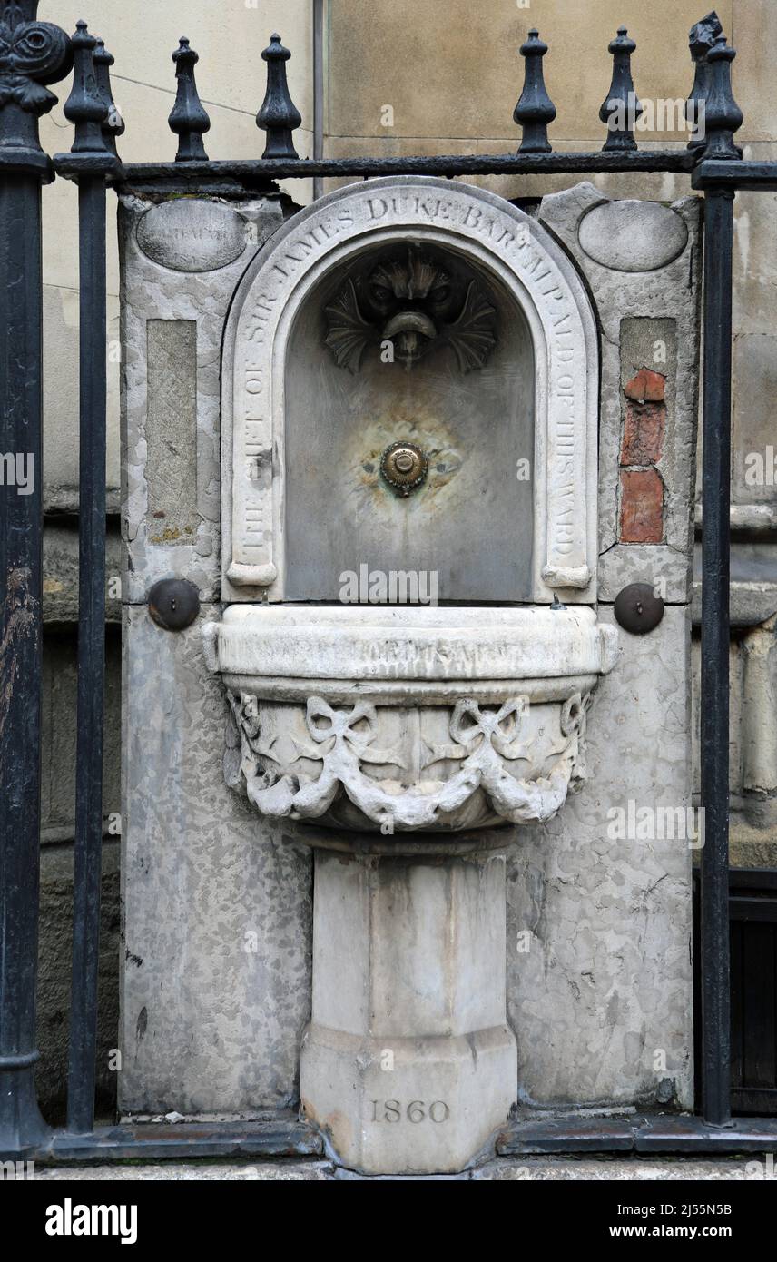 Trinkwasserbrunnen aus dem Jahr 1860 vor St. Dunstan in der West Church in der Fleet Street in der City of London Stockfoto