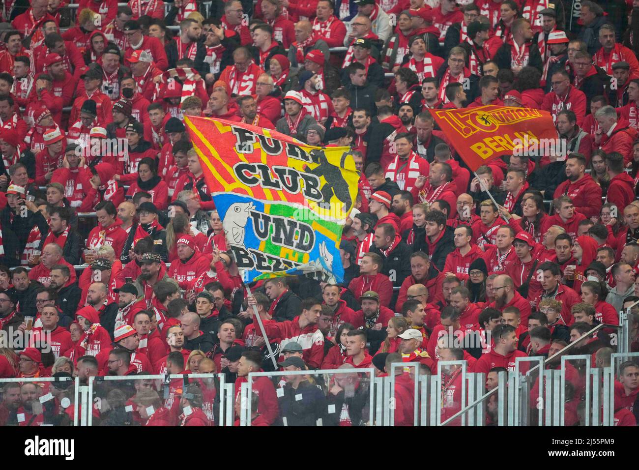 Red Bull Arena, Leipzig, Deutschland. 20. April 2022. Fans vor RB Leipzig gegen den FC Union Berlin, DFB-Pokal Halbfinale in der Red Bull Arena, Leipzig, Deutschland. Kim Price/CSM/Alamy Live News Stockfoto