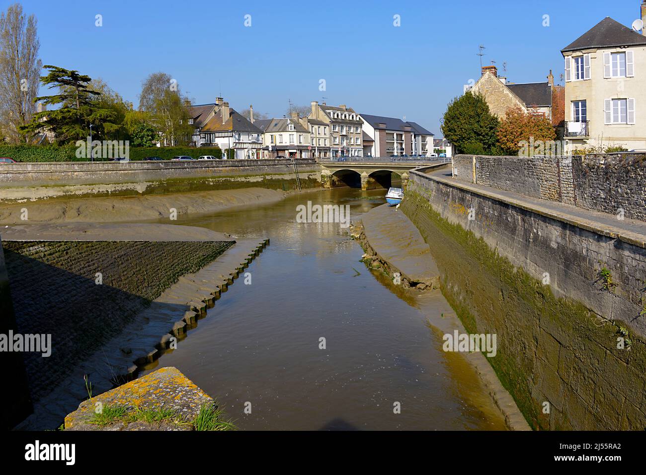 Chenal bei Ebbe in der Stadt Isigny sur Mer, Gemeinde im Département Calvados in der Region Basse-Normandie im Nordwesten Frankreichs. Stockfoto