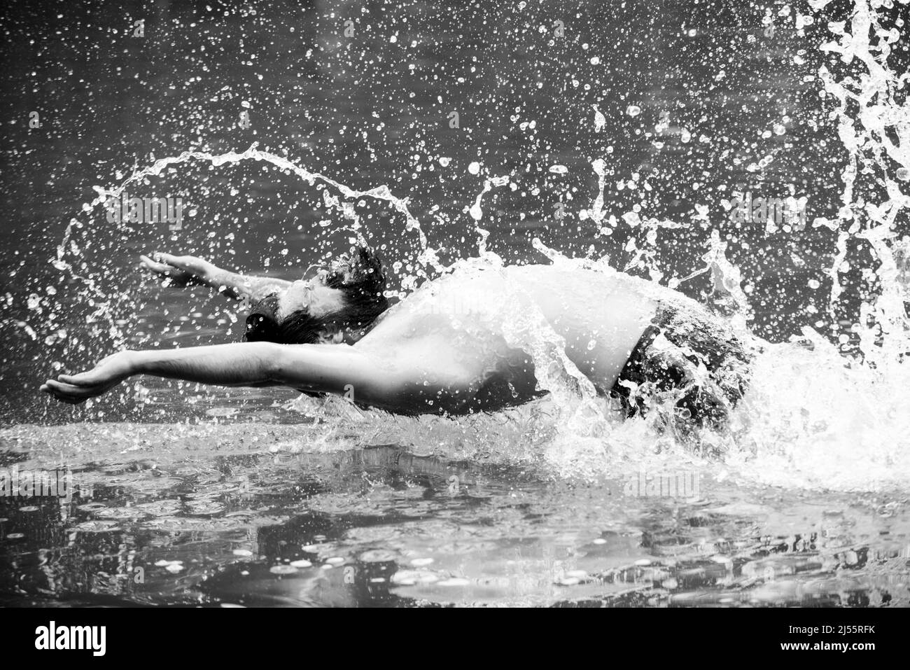 Sommermann schwimmend im Wasser. Sommerurlaub Wochenende. Stockfoto