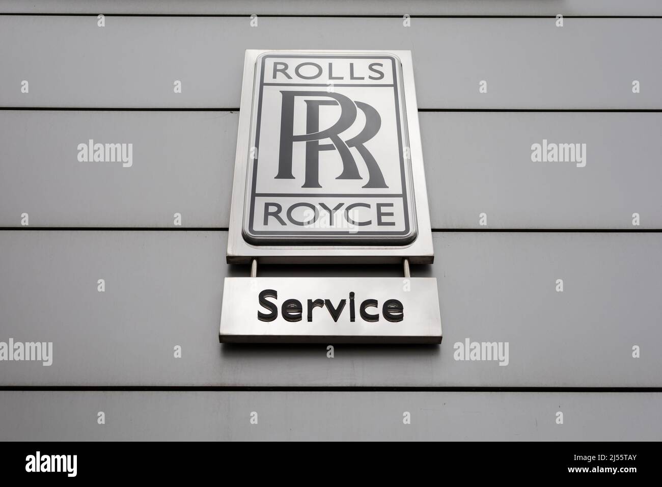 Prag, Tschechische Republik - 7. April 2022: Rolls Royce - Logo und Marke des Automobilherstellers. Geringer Fokus. Stockfoto