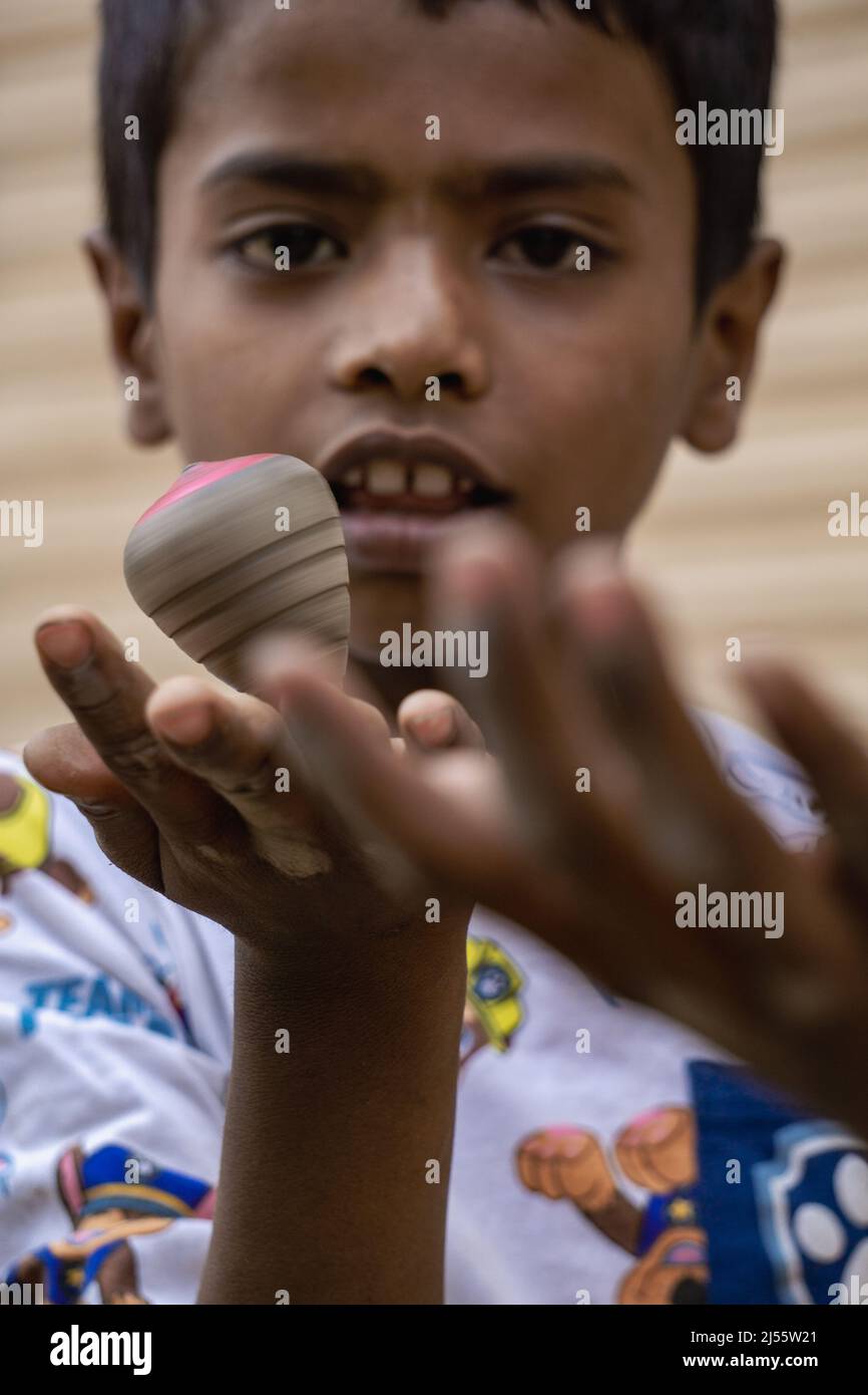 Die Handlung eines Kindes in den Händen von Latim. Dies ist die traditionelle Kunst von Bangladesch.das Foto wurde am 21. März 2022 aufgenommen. Stockfoto