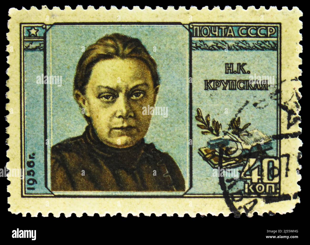 MOSKAU, RUSSLAND - 27. MÄRZ 2022: Die in der Sowjetunion gedruckte Briefmarke zeigt Nadeschda K. Krupskaya (1869-1939), Ehefrau von Wladimir Lenin, um 1956 Stockfoto
