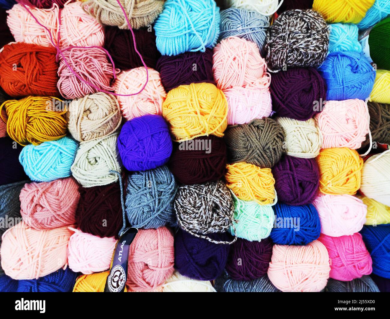 Mehrfarbige Wollfäden in einer Kugel zum Stricken aus nächster Nähe, das Konzept von Nähen, Stricken und Nadelarbeiten Stockfoto