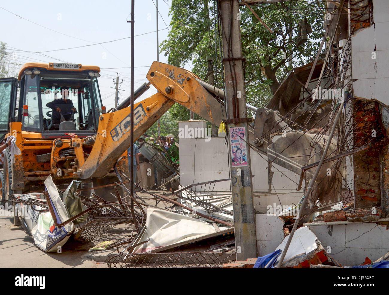 Ein Bulldozer zerstört eine illegale Struktur während einer gemeinsamen Anti-Agrounchment-Kampagne der North Delhi Municipal Corporation (MCD) in der Region Jahangirpuri. Stockfoto