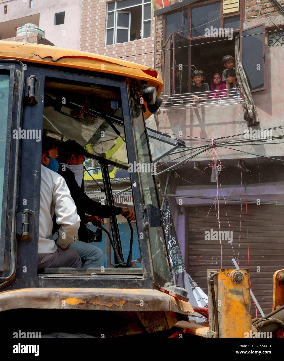 Ein Bulldozer zerstört eine illegale Struktur während einer gemeinsamen Anti-Agrounchment-Kampagne der North Delhi Municipal Corporation (MCD) in der Region Jahangirpuri. Stockfoto