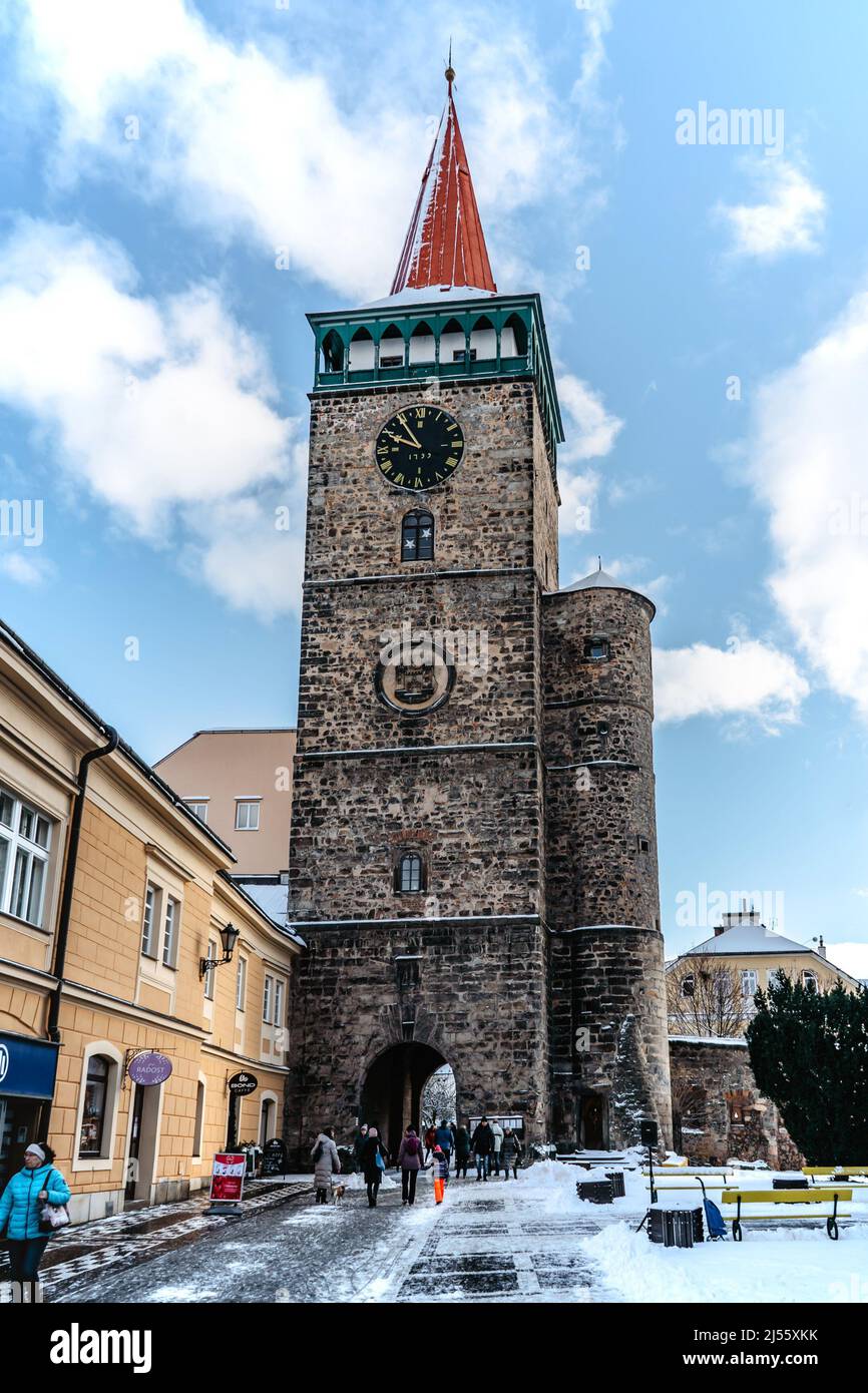 Jicin, Tschechische Republik-Januar 22,2022.Stadtdenkmal Reservierung der tschechischen historischen Stadt im Böhmischen Paradies.Steinturm, Renaissance- und Barockhaus Stockfoto