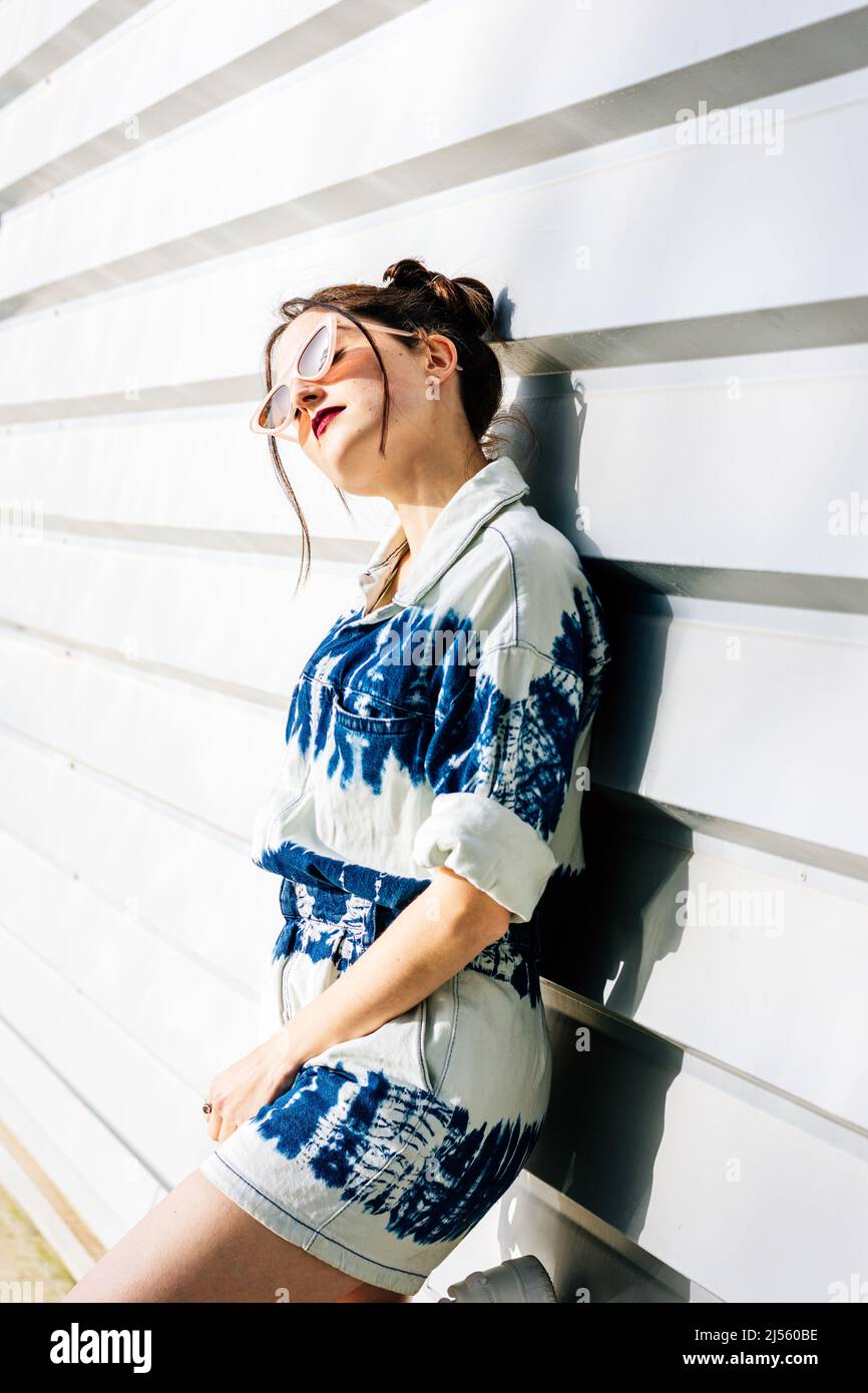 Frau posiert mit Sonnenbrille Stockfoto