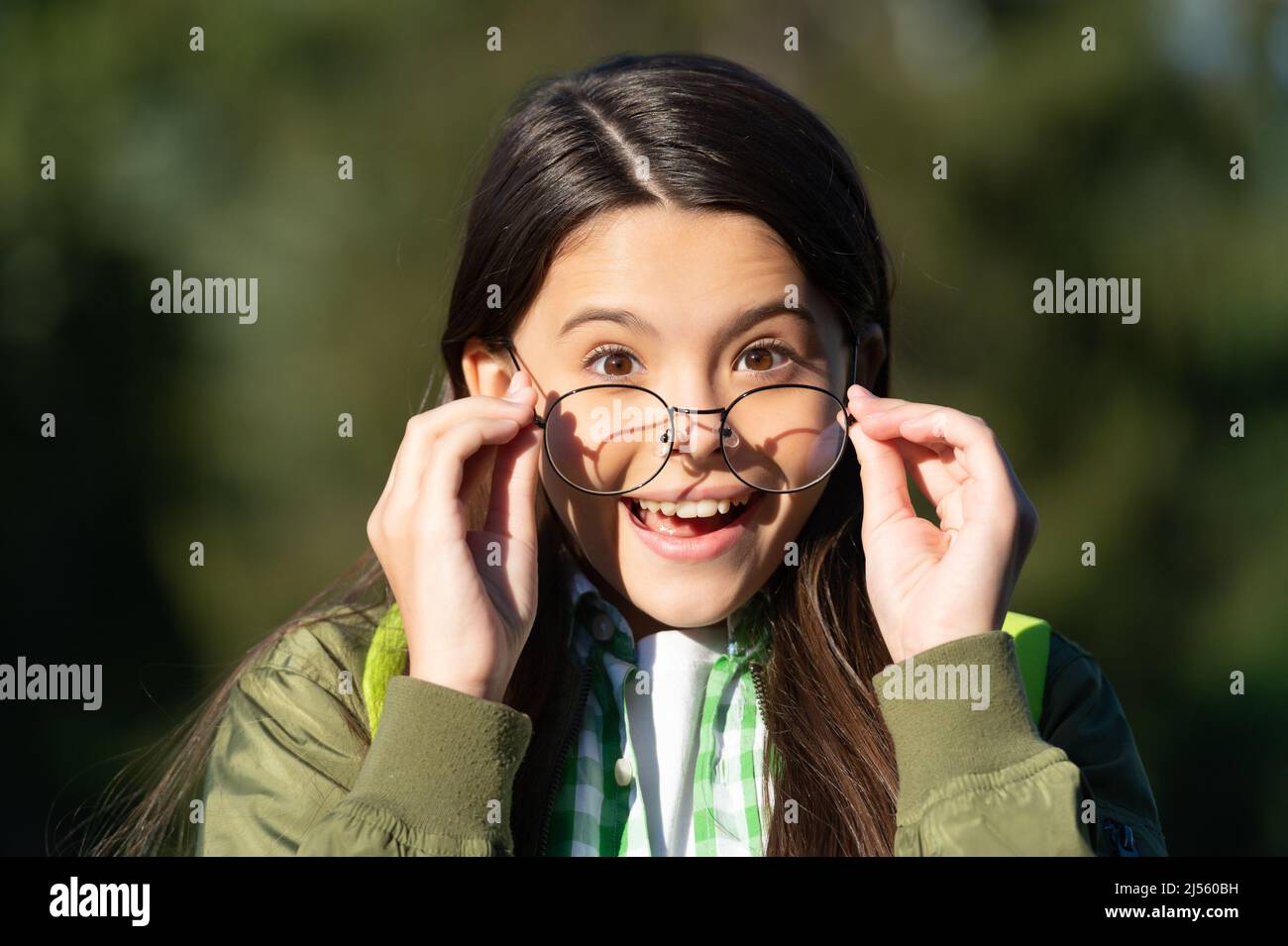 Stauned Kind mit Rucksack tragen Brille. Zurück in die Schule Stockfoto