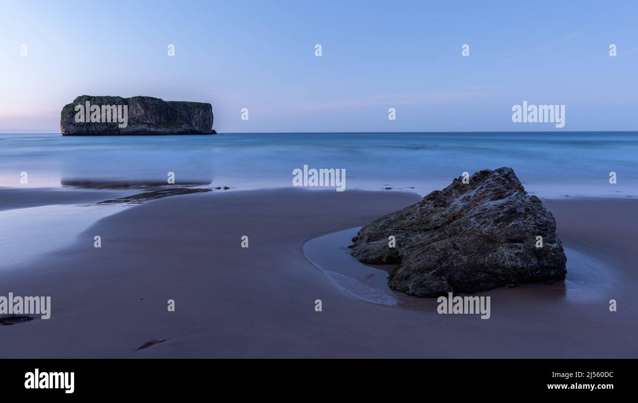 Sonnenuntergangslandschaft des Strandes von Andrin in Euskadi Spanien Stockfoto
