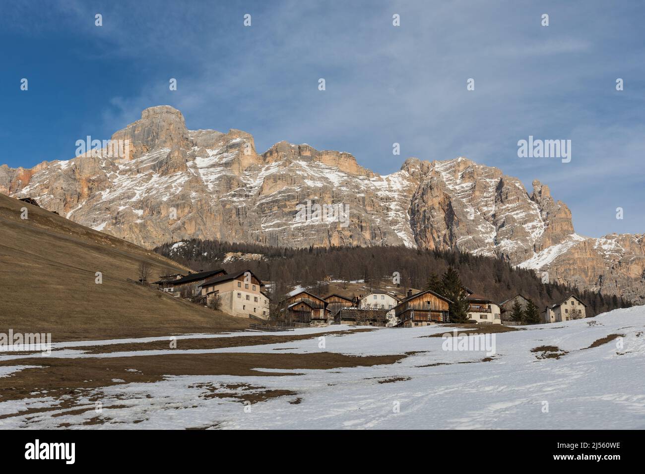 Piz Lavarela und Piz Conturines Berge von San Cassiano Dorf, Dolomiten, Trentino - Alto Adige, Südtirol, Italien Stockfoto