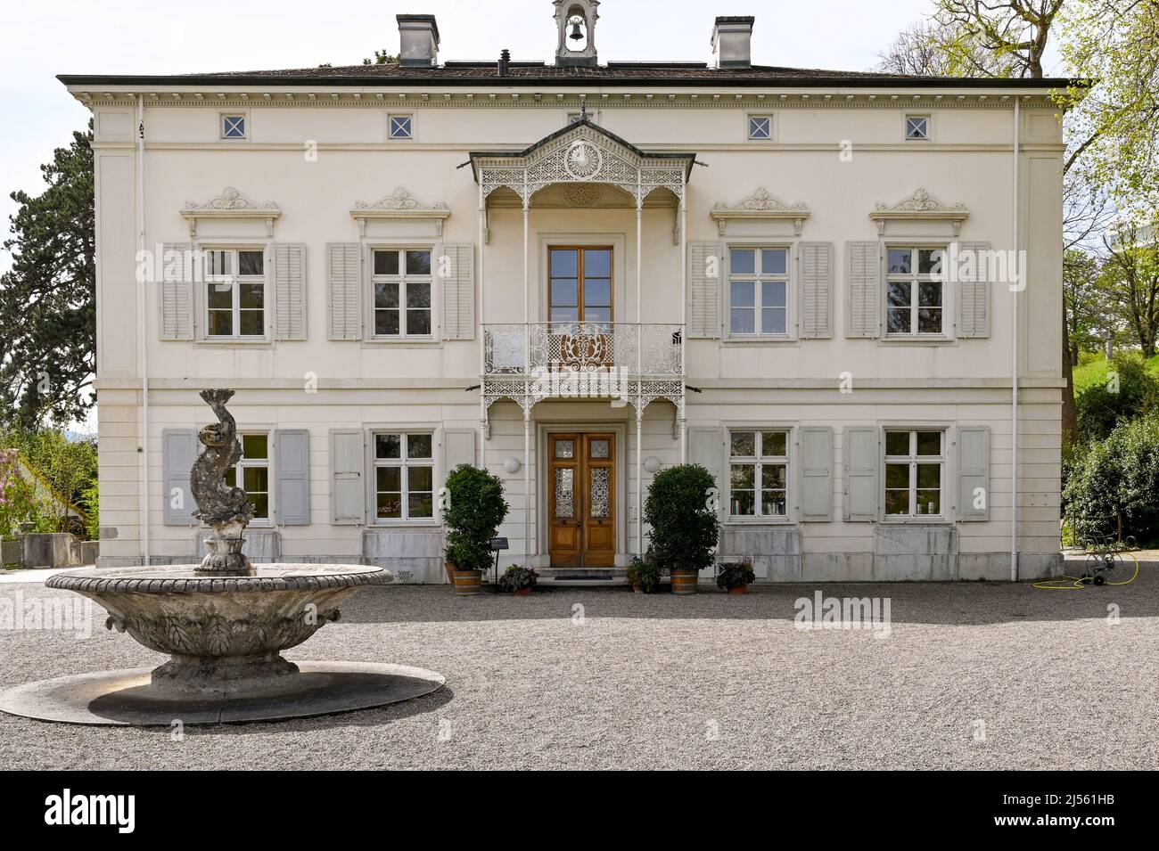 Basel, Schweiz - April 2022: Außenansicht der Villa Merian im Merian-Garten, einem botanischen Garten in der Nähe des Stadtzentrums Stockfoto
