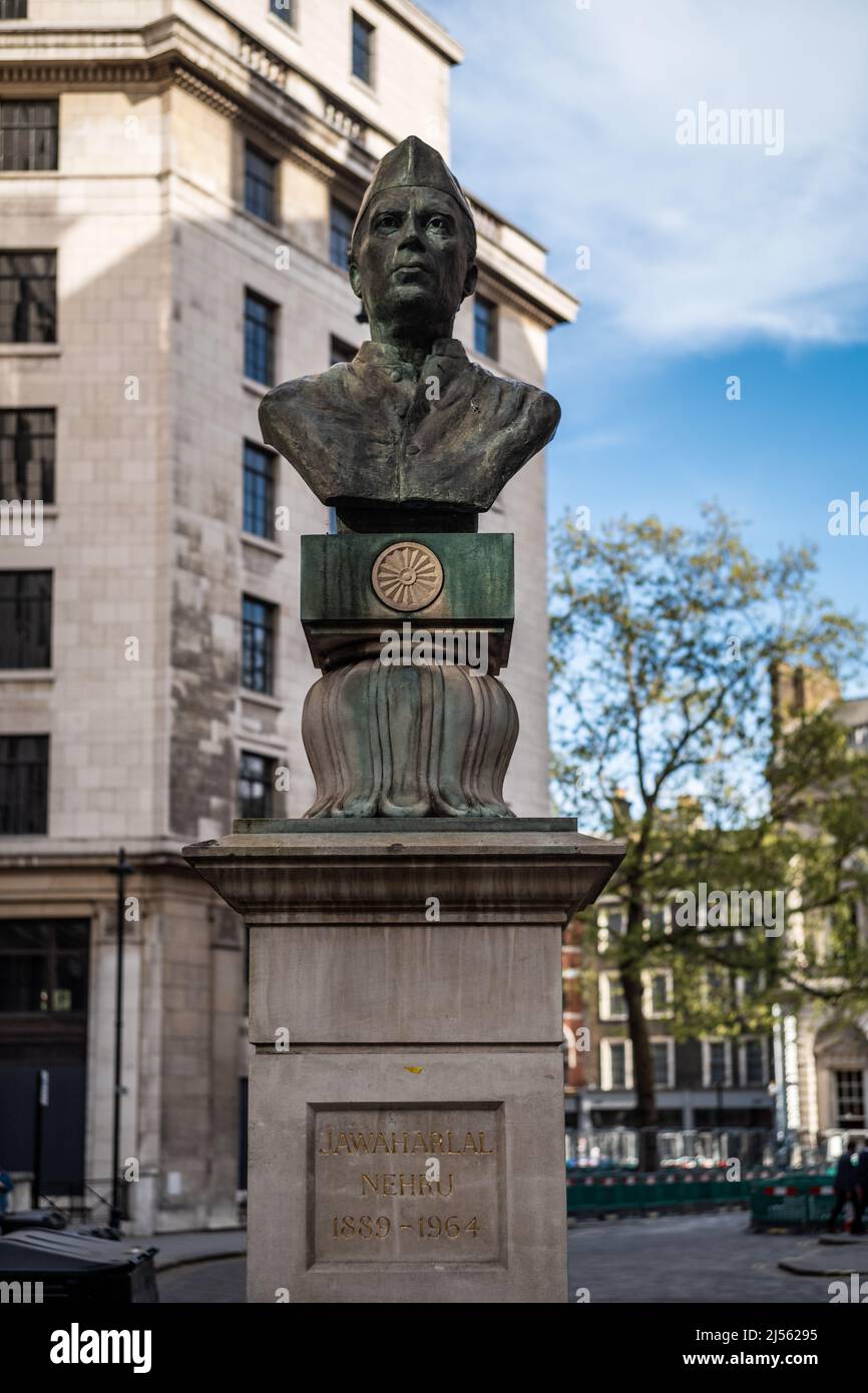 Büste von Jawaharlal Nehru, Premierminister von Indien 1947-64, vor dem India House London. Die Büste wurde 1991 von Premierminister John Major enthüllt. Stockfoto
