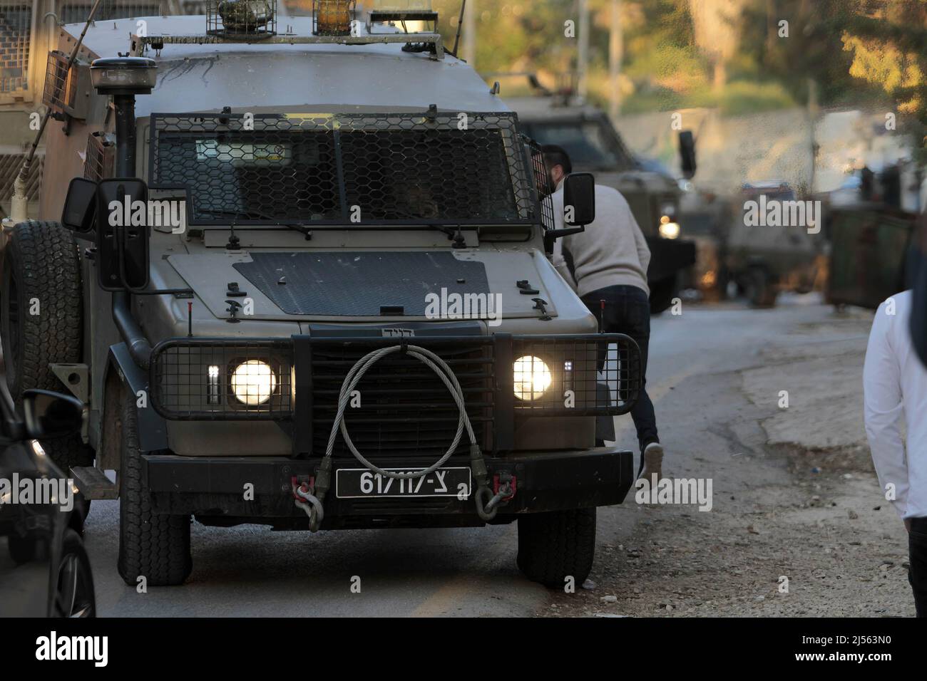 Nablus, Palästina. 20. April 2022. Gepanzerte Fahrzeuge blockieren die Straße, um die israelischen Infanteriesoldaten zu schützen, die das Haus des Palästinensers Musab Akef, einem Aktivisten der Hamas-Bewegung, überfallen haben. Kredit: SOPA Images Limited/Alamy Live Nachrichten Stockfoto