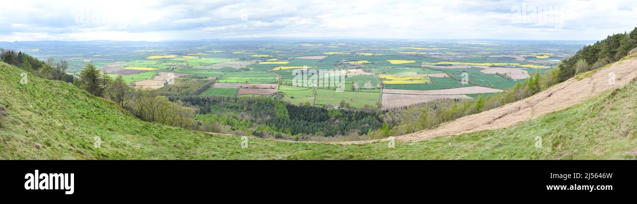 Großer Panoramablick von der Spitze des Wrekin-Hügels 407 Meter über dem Meeresspiegel in Shropshire, England, Großbritannien. Stockfoto