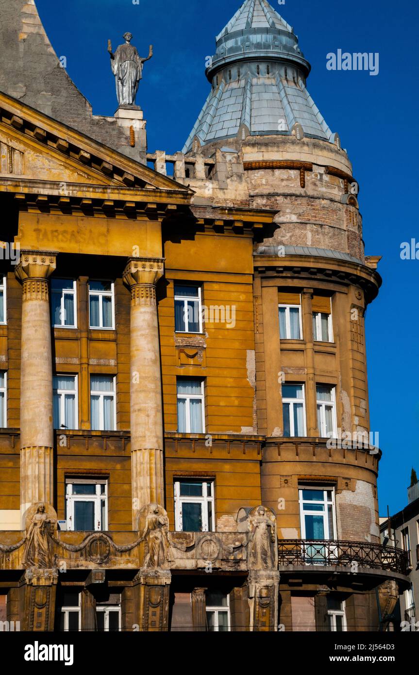 Kannelierte Halbsäulen, Reliefstatuen und Kränze in Budapest, Ungarn. Stockfoto