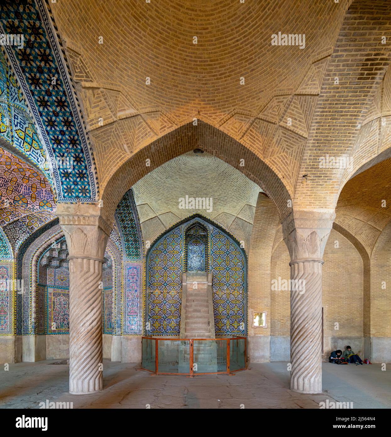 Shiraz, Iran - Mai 2019: Der Gebetsraum der Vakil Moschee mit Säulen. Vakil bedeutet Regent, Titel von Karim Khan, Gründer der Zand-Dynastie. Stockfoto
