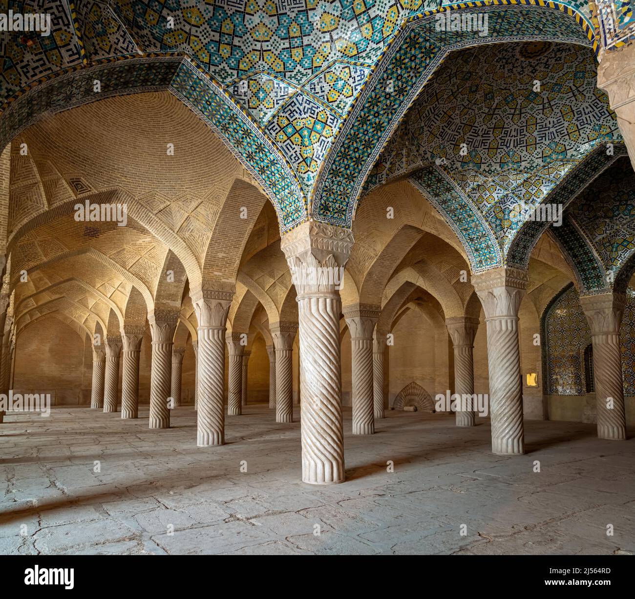 Shiraz, Iran - Mai 2019: Der Gebetsraum der Vakil Moschee mit Säulen. Vakil bedeutet Regent, Titel von Karim Khan, Gründer der Zand-Dynastie. Stockfoto