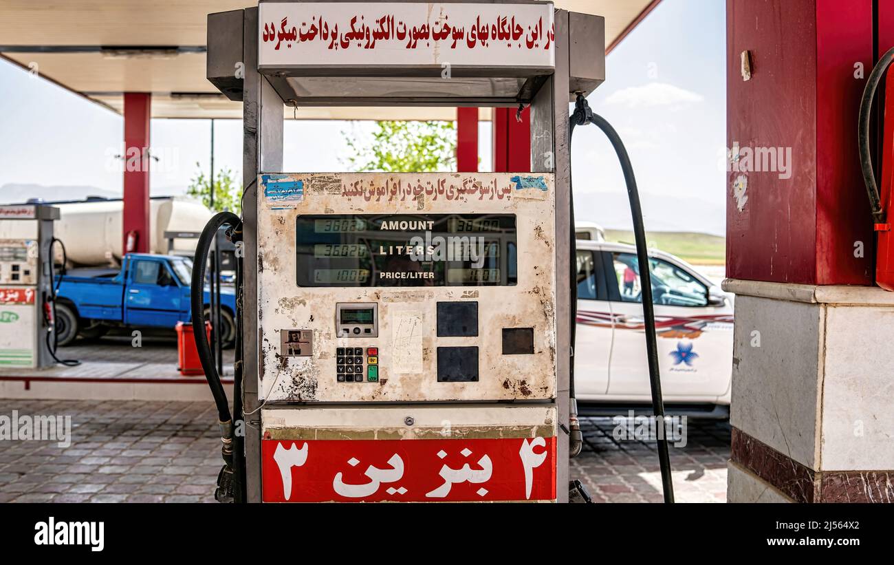 Isfahan, Iran - Mai 2019: Alte Tankstelle Ölpumpe in einer Tankstelle Stockfoto