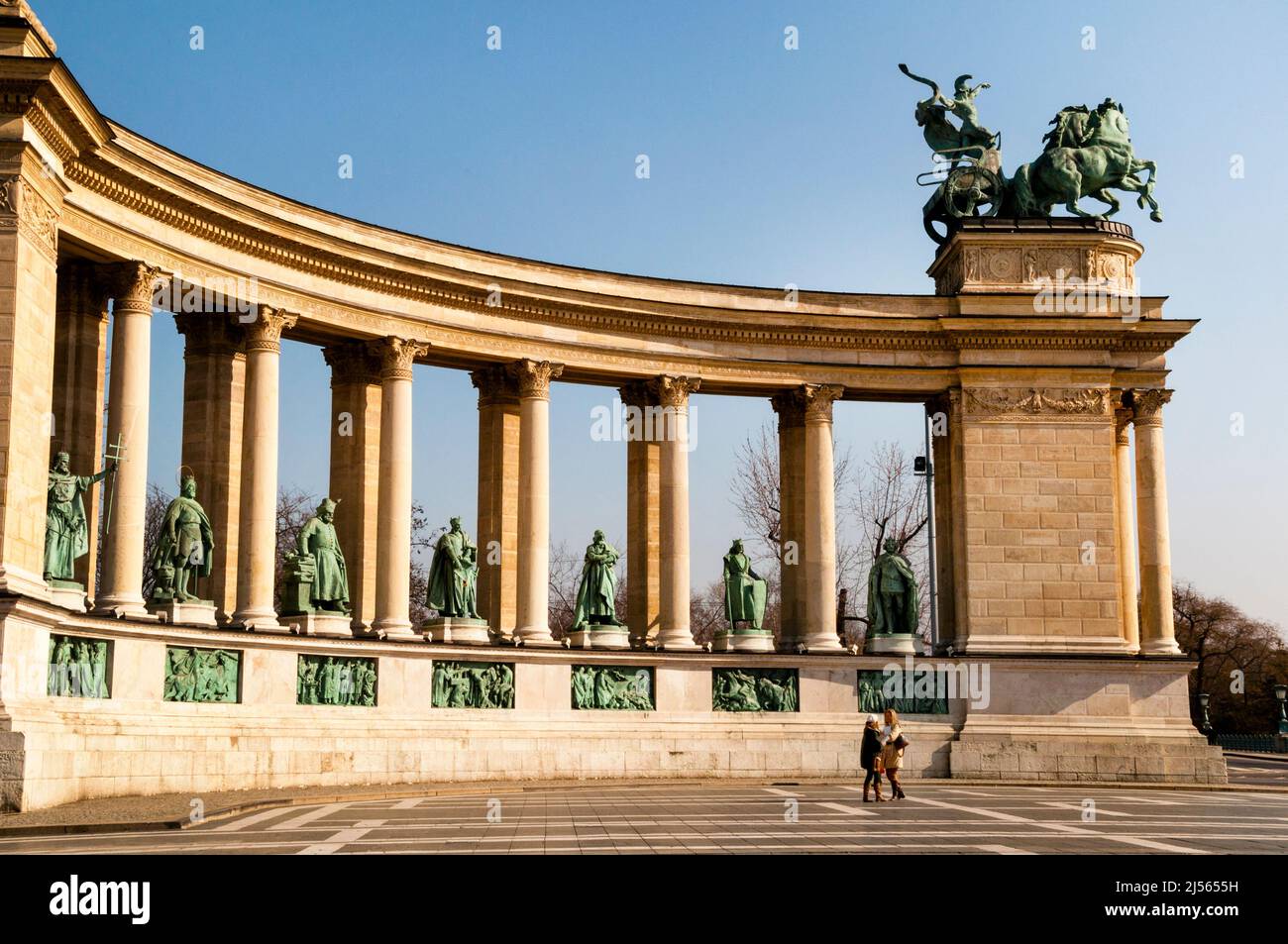 Schlangenpeitsche und rasende Pferde über der halbkreisförmigen Kolonnade auf dem Heldenplatz in Budapest, Ungarn. Stockfoto