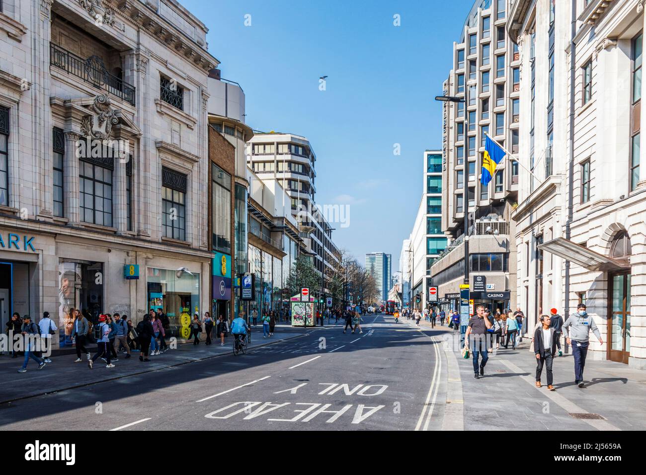 Blick nach Norden auf die Tottenham Court Road, heute ein Verkehrssystem mit zwei Richtungen, London, Großbritannien Stockfoto