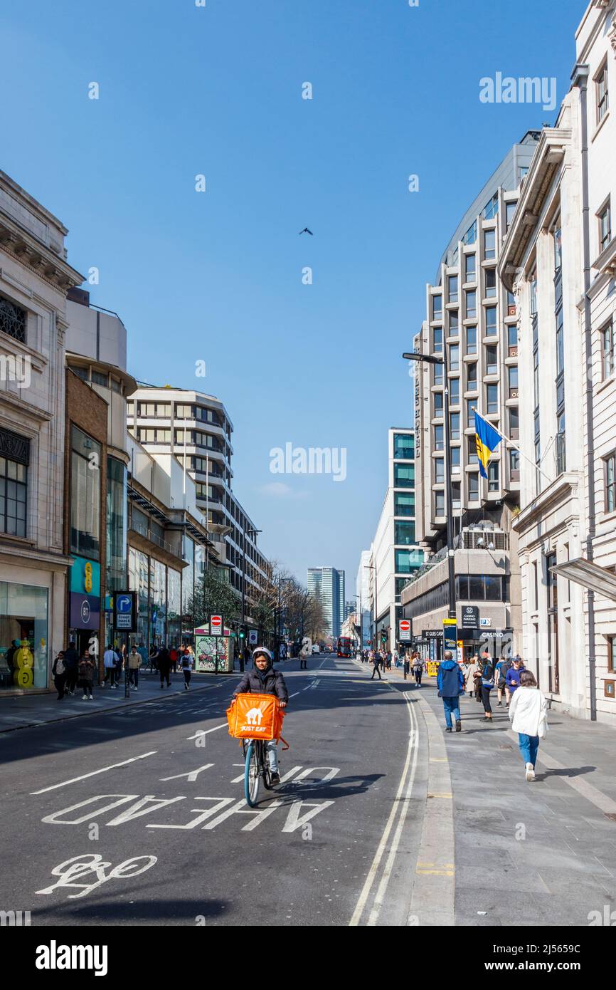 Blick nach Norden auf die Tottenham Court Road, heute ein Verkehrssystem mit zwei Richtungen, London, Großbritannien Stockfoto