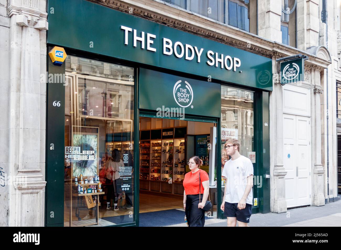 Eine Niederlassung von The Body Shop, einer Einzelhandelskette, die Kosmetikprodukte verkauft, in der Oxford Street, London, Großbritannien Stockfoto