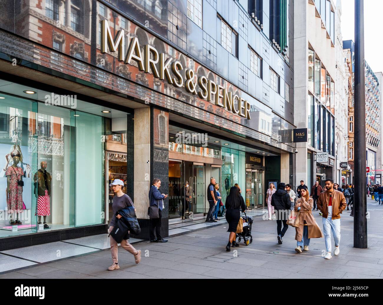 Eine Filiale von Marks and Spencer, dem Bekleidungs- und Lebensmittelgeschäft, in der Oxford Street, London, Großbritannien Stockfoto